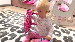 СОФИЯ И НИКА ПЛАВАЮТ В СВОИХ БАССЕЙНАХ. СОФУНЬЯ ШАЛУНЬЯ