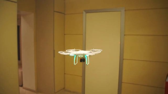 Полет Phantoma с защитой пропеллеров. Вид со стороны. смотреть онлайн