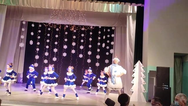 ярко в нашем доме ёлочка горит смотреть онлайн