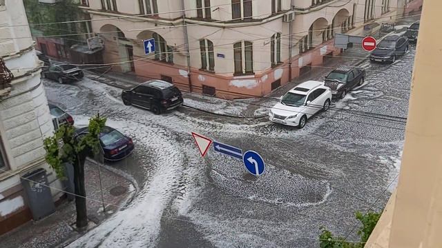 Дощ з градом у Чернівцях смотреть онлайн