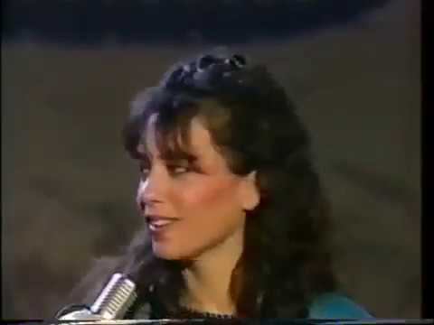 The Bangles (Бэнглз) - Walking Down Your Street + интервью (ФРГ, 9.02.1987) смотреть онлайн