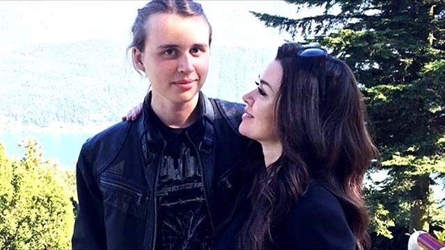 МАМИНА КОПИЯ! Заворотнюк шокировала снимком взрослого СЫНА! смотреть онлайн