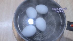 Как я варю ЯЙЦА. Чтобы они не трескались. Как сварить яйца СО с ЖЕЛТЫМ ЖЕЛТКОМ