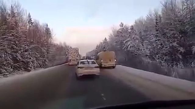 На трассе Чебоксары-Сыктывкар столкнулись три машины смотреть онлайн