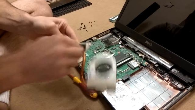Замена термопасты в домашних условиях, ноутбук DELL // DELL thermal paste change смотреть онлайн
