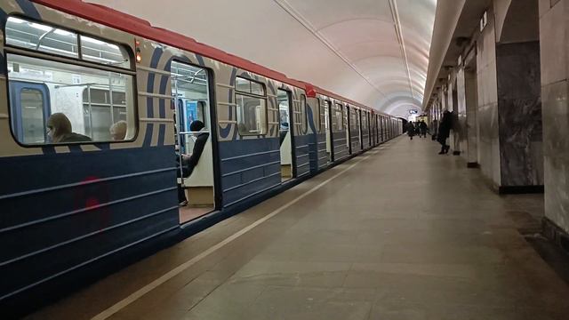 81-717.5м 81-714.5м в окраске "Бренд"На станции Чистые пруды#метро#рек #рекомендации #android смотреть онлайн
