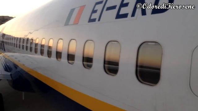Boarding on Ryanair Boeing 737-800 EI-EKB at Trapani airport смотреть онлайн