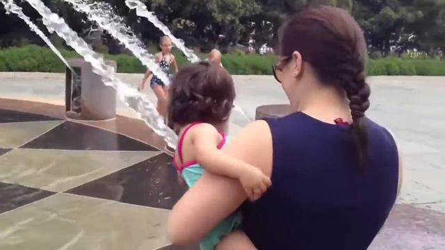 Ameera playing in the fountains in Charleston смотреть онлайн