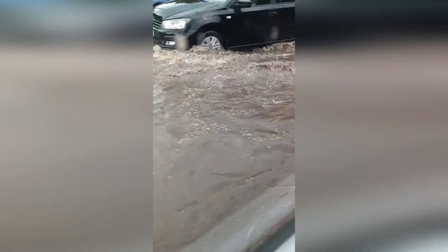 Наводнение в Кирове затопило дворы и дороги смотреть онлайн