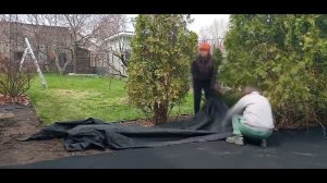 Стелим агроволокно на даче + засыпаем корой // боримся с сорняками