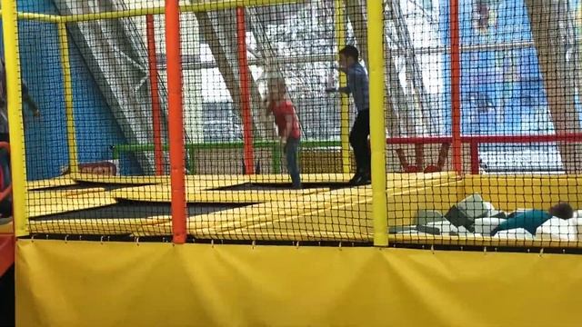 Влог: В торговом развлекательном центре, в игровой комнате Игралайф ?? смотреть онлайн