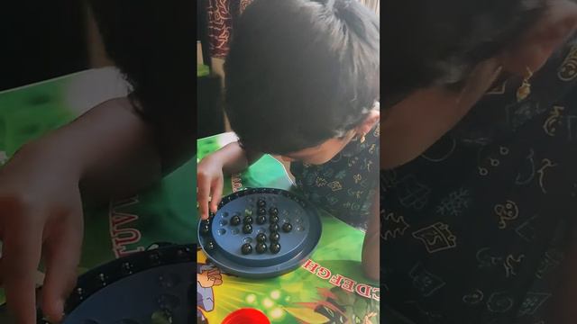 Her progress in marble/peg solitaire смотреть онлайн