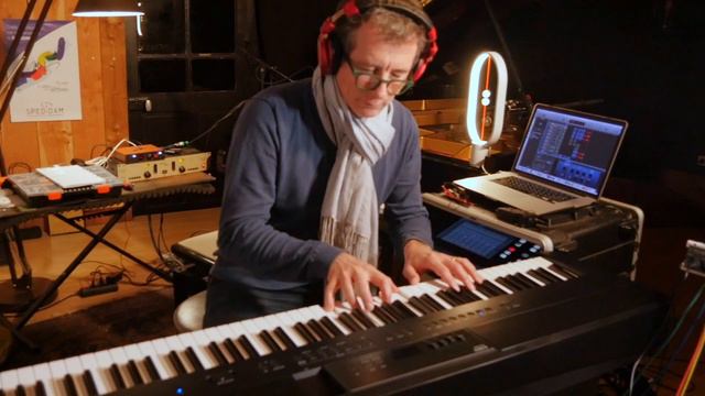 KAWAI ES920 (numeric piano) VS YAMAHA C3 (acoustic piano) // NO TALKING // By David HENRY смотреть онлайн