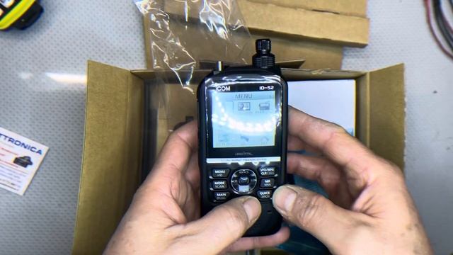 Icom ID-52E unboxing смотреть онлайн