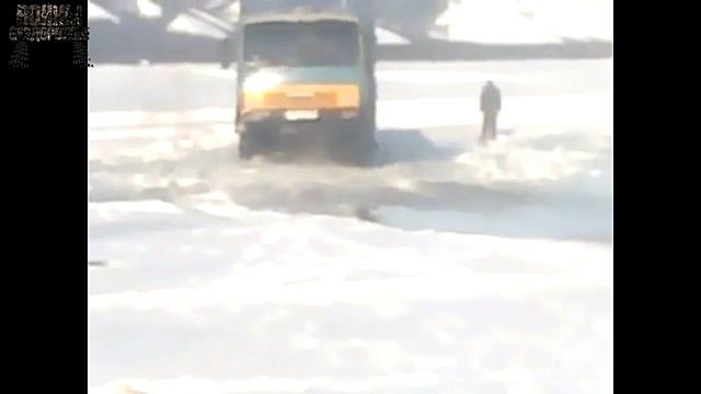 На КамАЗе через яму в снегу смотреть онлайн