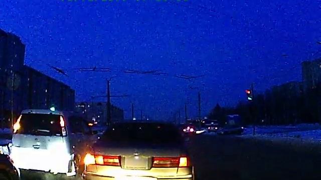 В белой иномарке девушка. г.Барнаул. Съёмка Www.device.tiu.ru