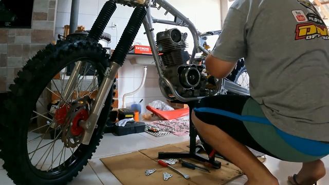 TRANSFORMAÇÃO E RESTAURAÇÃO DA CRF 230 / MONTAGEM DA MOTO / HONDA CRF 230 PARTE 4 смотреть онлайн