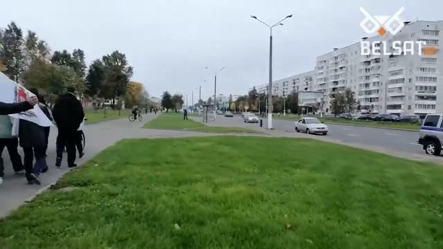 «Сколько стоит совесть?» — вопрошают жители Витебска, проходя мимо ментовской машины. Видео: Белса смотреть онлайн