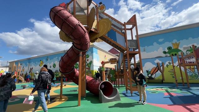 С подружкой Полиной в Outlet Village Vnukovo (Еве 4,4 года) смотреть онлайн