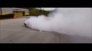 Мерседес дрифтует  под лезгинку