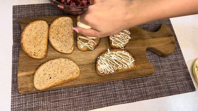Праздничная закуска с селедкой?Festive snack with herring смотреть онлайн