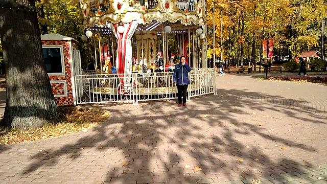 Возле карусели. Делали фото!!!! смотреть онлайн
