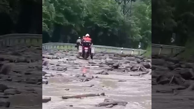 Оползень забрал мотоциклиста с собой. смотреть онлайн
