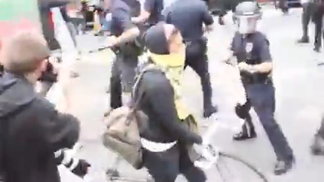 барабанщик ударил женщину-полицейского барабаном смотреть онлайн