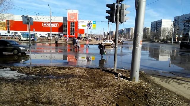 Большая лужа у магнита, Ульяновск, Новый Город смотреть онлайн