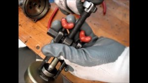 ДИКИЙ ВОЙ при работе БЕНЗОКОСЫ, замена подшипника центробежной муфты (В народе,- верхнего редуктора