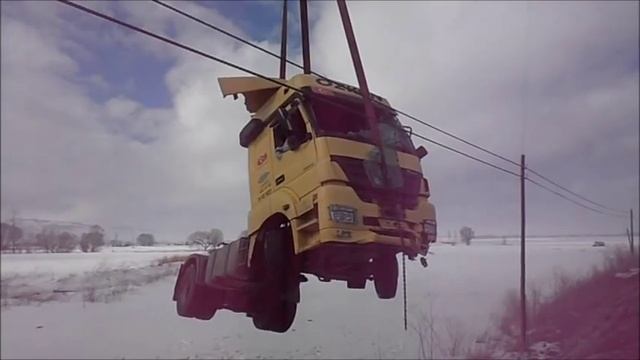 Rescue Work for a Mercedes-Benz Axor Truck смотреть онлайн