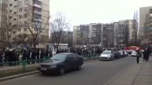 Очередь в налоговую на Оболони смотреть онлайн