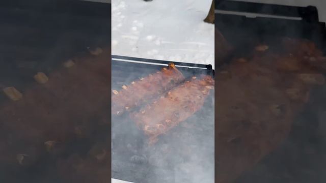 Готовим ребрышки на углях смотреть онлайн