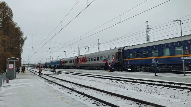 "Арктика" сообщением Москва-Мурманск, прибыла на ст. Апатиты! Четырём вагонам не хватило платформы смотреть онлайн