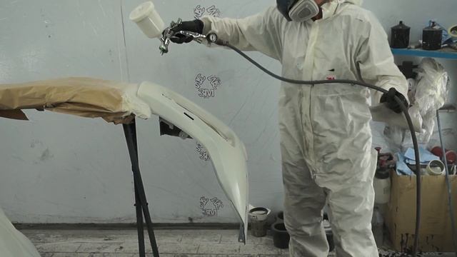 Iwata LS-400, нанесение базы под перламутр на деталь автомобиля. Mitsubishi центр Минск. смотреть онлайн