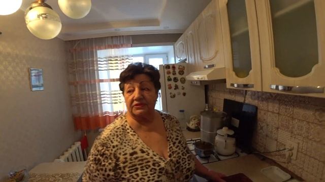 Обсуждаем с мамой своих МУЖЕЙ/Приехали к РОДИТЕЛЯМ с ГОСТИНЦАМИ и ПОДАРКАМИ/МАМА ХЛОПОЧЕТ на кухне смотреть онлайн