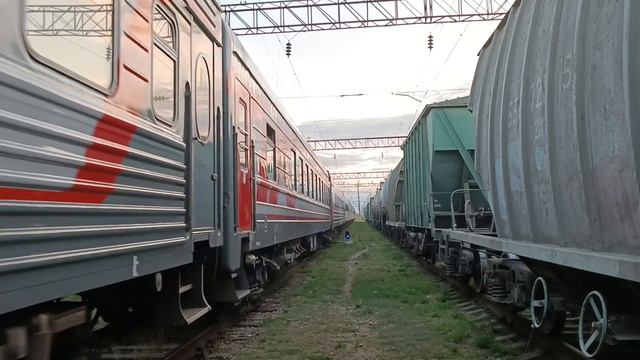 Электровоз ЭП1П-053 с пассажирским поездом №361 Нальчик-Мин-Воды-Москва смотреть онлайн