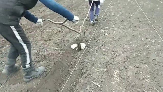 ПЛУГ ДЛЯ НАРЕЗКИ ПРЕДПОСЕВНЫХ БОРОЗД В РУЧНУЮ.. смотреть онлайн
