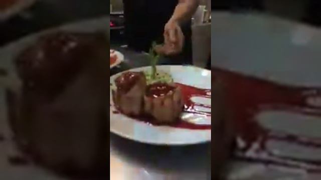 Медальйони з свинини, з малиновим соусом та кус кусом смотреть онлайн