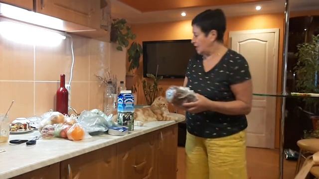 Загарала, улеглась на лавке? задрала штаны, две коленки выставила. А там мужики идут и смотрят ?... смотреть онлайн