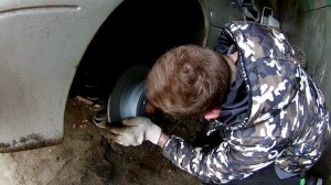 Замена задних тормозных дисков и колодок на Volvo C70. Попытка замены задних суппортов.