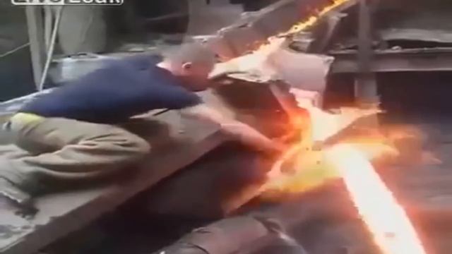 Видео безрассудный поступок металлурга восхитил пользователей Сети смотреть онлайн