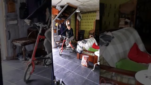 Катаюсь дома на велосипеде "Nanoo" / Folding bike "Nanoo" . смотреть онлайн