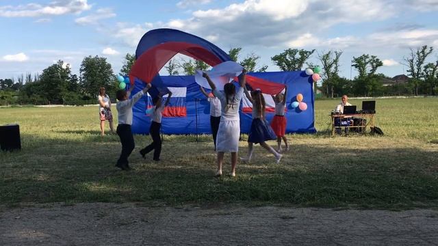 Танец детей села Жемчужина в Крыму - Танец с флагом России 12.06.2017 смотреть онлайн