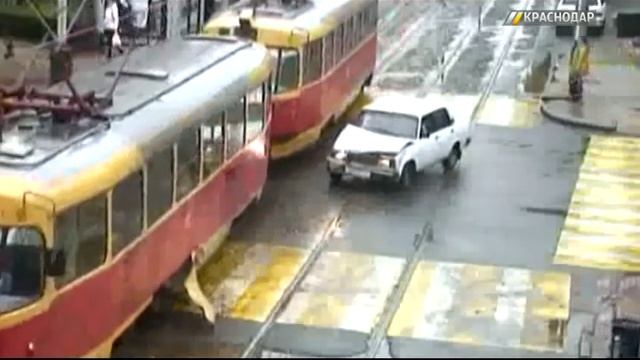 В Краснодаре столкнулись автомобиль и трамвай смотреть онлайн