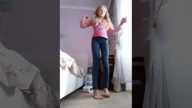 Первое видео, пою, танцую! смотреть онлайн
