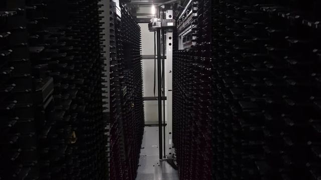Наглядная работа робота ленточной библиотеки (Tape library on working) смотреть онлайн