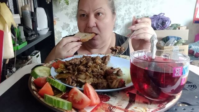 Мясо с грибами в чесночно сметанном соусе