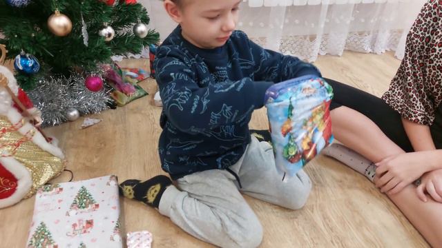 VLOG РАСПАКОВКА ПОДАРКОВ 🎁НА НОВЫЙ ГОД под ЁЛОЧКОЙ🎄А почему маме? 😵 смотреть онлайн