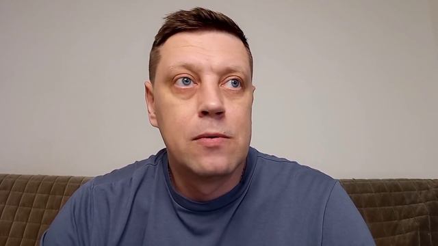 Недовольная официантка